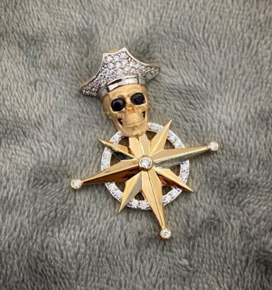 Dije De Calavera Con Swarovski Oro Amarillo 18K 7.9 gr 3.7 cm