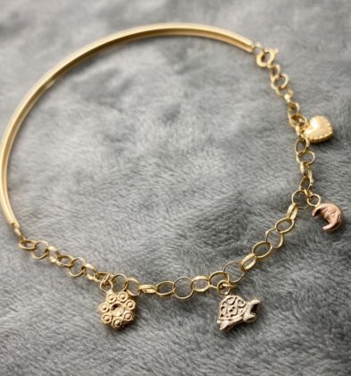 Pulso de PD con dijes  en Tres Oros 18K 3.8gr 20cm