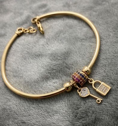 Pulso de PD con dijes de candado y llave con Swarovskis blancos en Oro Amarillo 18K 9.9gr 17cm