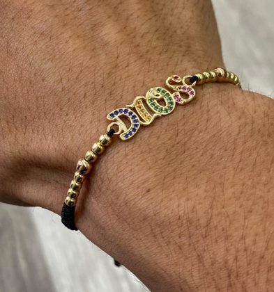 Pulsera En Hilo Negro Con Herraje De Dios Con Swarovski Multicolor  Oro Amarillo 18k