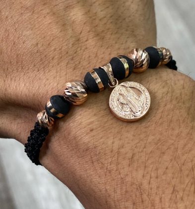 Pulsera En Hilo Negro Con Dije De San Benito Oro Rosa 18k