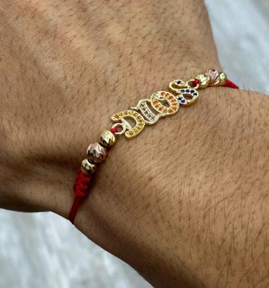 Pulsera En Hilo Rojo Con Herraje De Dios Con Swarovski Multicolor Oro Amarillo Y Rosa 18k
