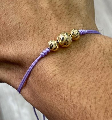 Pulsera En Hilo Morado Con Bolas Diamantadas Oro Amarillo 18k